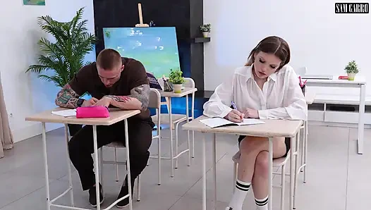 Eu vou foder sua garganta profunda e gozar na sua boca, jovem estudante puta. Pau grande em uma buceta apertada.