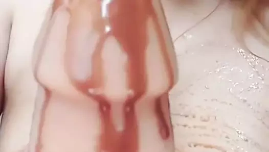 Oral seks gelen bir güzel kız ve çikolata banyosu