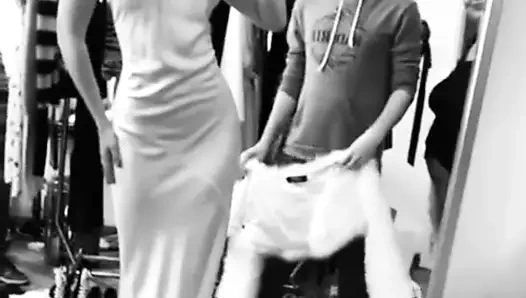 Dove cameron şeffaf beyaz bir elbise içinde seksi görünüyor