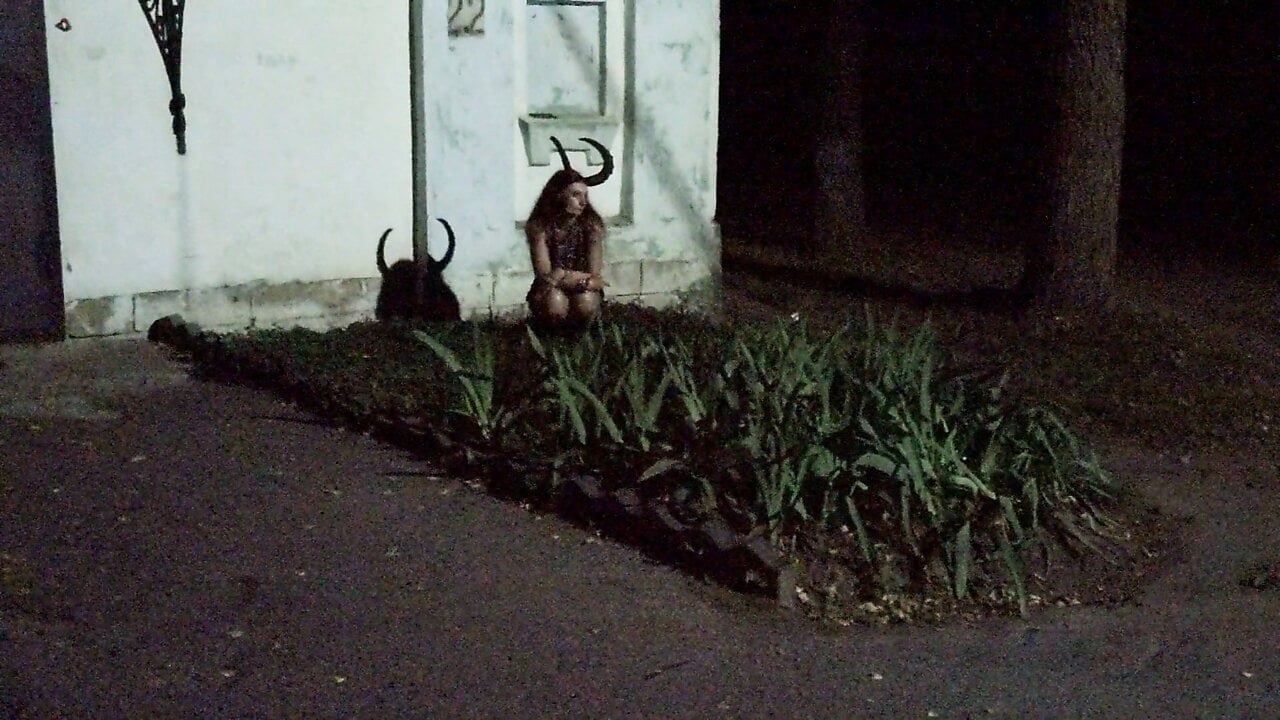 Açık beyaz duvarda gölgeyle dans et