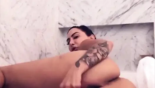 Une masturbation mouillée et délicieuse dans la baignoire rend la chatte de Lela Star crémeuse et collante