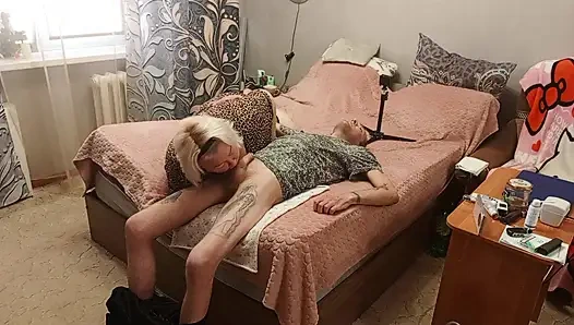 Üvey anne ağzına boşalmak için sakso çekiyor