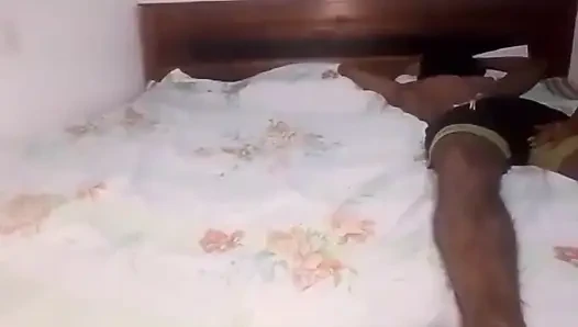Evli Kadın Kocasının Arkadaşıyla Sikiliyor Ve Dölleniyor - Sri Lankalı Gavat