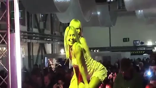 Pornoluvers seksi lezbiyen sahne şovu 2