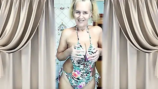 Olgun bir kadın mutfakta striptiz yapıyor