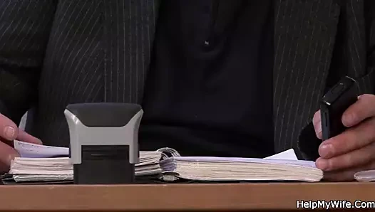 Eski koca, genç sarışın karısını sikmek için arkadaşını çağırıyor