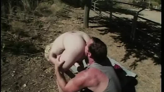 sarışın fahişe göt çivilenmiş çimenlerin üzerinde