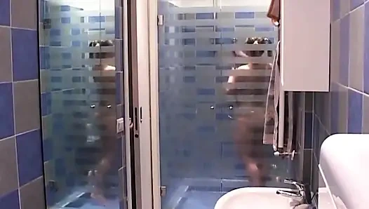 El coño rosa goteando de una morena madura se estiró en una masturbación hardcore