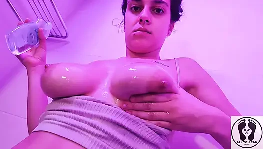 TAM DUŞ SAHNESI YAĞLANMıŞ VÜCUT FETIŞI WAM SÜT ÜZERIME BOŞALıYOR