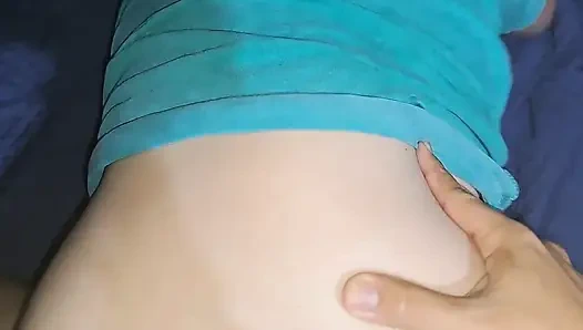 Küçük üvey kız kardeşim kocası için seksi oluyor ama önce ben geliyorum