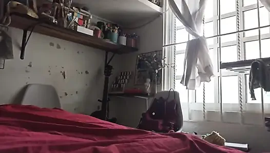 Tombul üvey annemin odasından ayrıldım