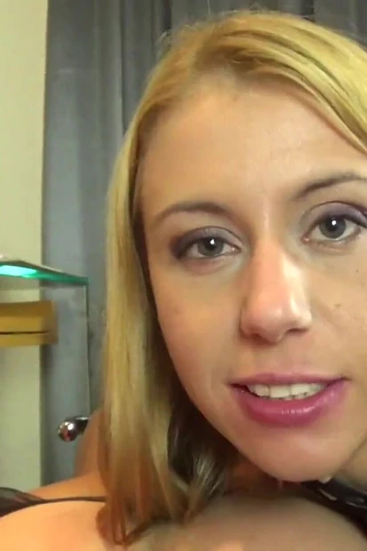 Грязная госпожа Nikky Thorne играет с покорной парой