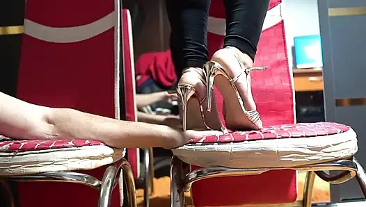 Ellerinde topuklu ayakkabılarla ayaklar altına alıyor