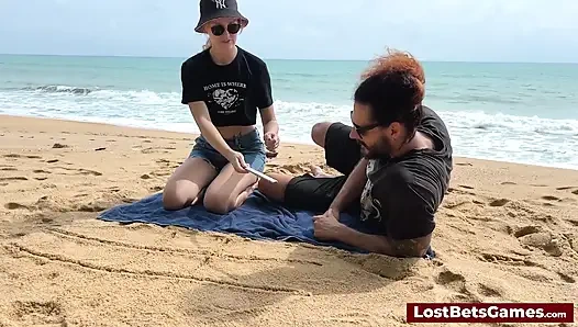 Bu striptiz Tic Tac Toe oyunu yaratıcılığı baştan çıkarma ile harmanlıyor