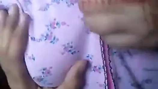 Hintli kız göğüslerine bas