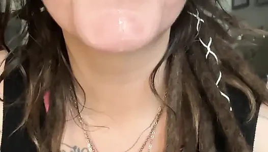 Sana duman üflüyor ve salya akıtıyor