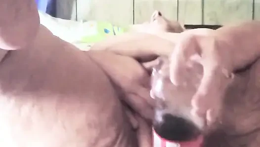 Şişman fahişe o kola şişesini tam gazla sikiyor