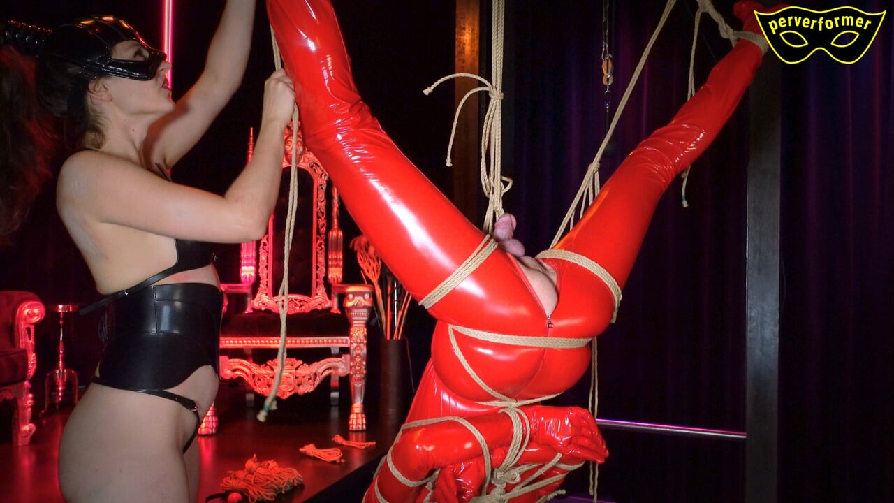 Shibari köle baş aşağı esarete katlanmalı