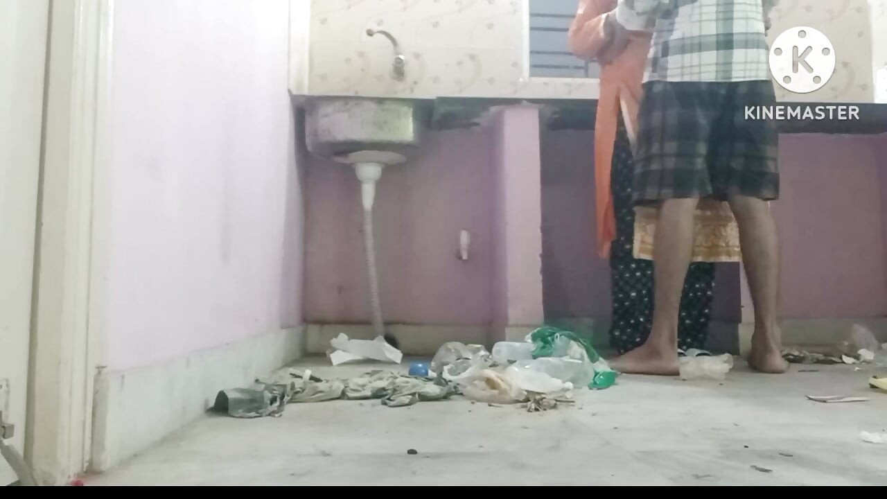 Hintli güzel ev hanımı evde sert sikişiyor