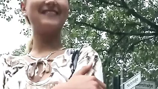 Alman genç kızı domaltarak sikiyor