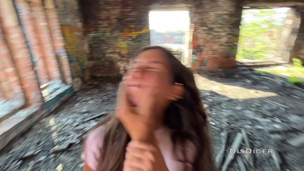 Bắt một táo bạo chó cái tại những cũ nhà máy và fuck cô ấy trong những đít