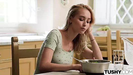 Tushy ıslah olmuş kötü kız Kelly iyi olmaktan sıkılıyor