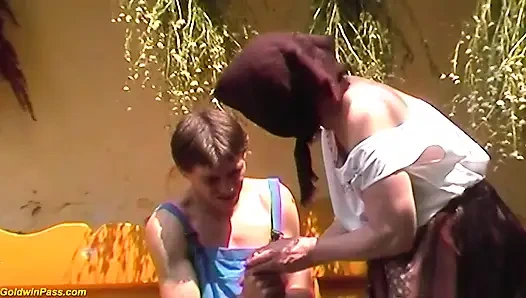 78 yaşındaki iri güzel üvey anne açık havada sikiliyor