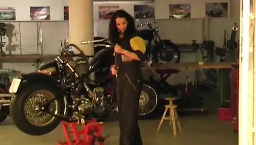 Devils dolls 02 - domi garajda mastürbasyon yapıyor