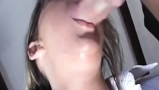 Olgun sarışın orta yaşlı seksi kadın gırtlağına kadar alıyor ve yüzüne büyük boşalma