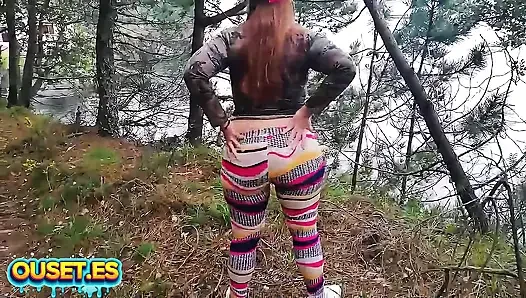 Büyük götlü çarpıcı kız çalıda iyi bir yarakla sikiliyor
