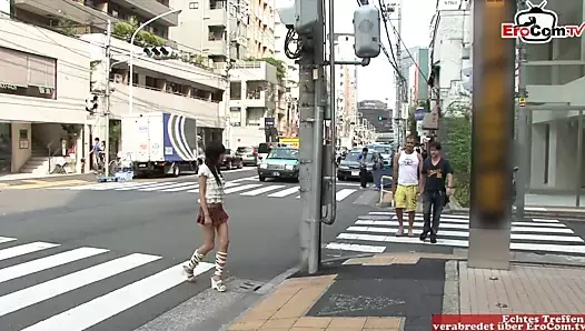 Kıllı minyon Asya genç içinde bir mini etek sikikleri içinde bir fmm üçlü