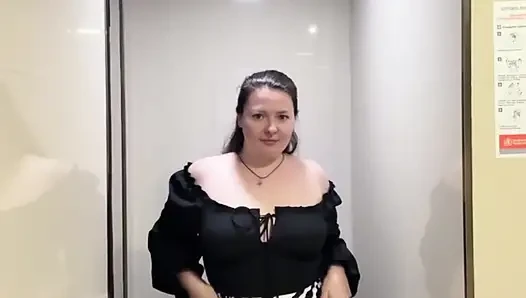 Harika götlü beyaz kız umumi banyoda mastürbasyon yapıyor