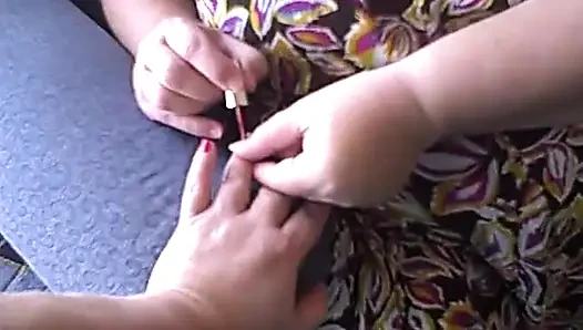 Senin için el losyonu ve kırmızı oje uygula