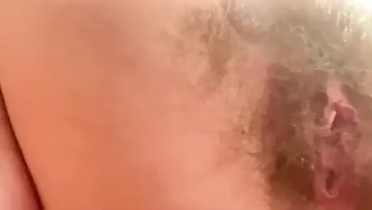 Çaresiz yüzüne oturuyor