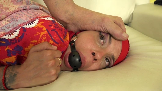 Tesettürlü kadın çok gürültülü, bu yüzden ağzı tıkandı