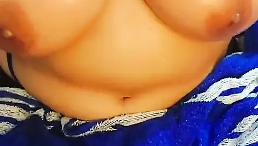 Buz göğüslerini ovuyor