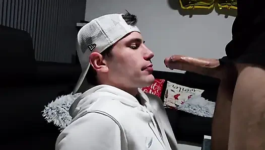 Bu İtaatkâr Fuckmaul'a Merhamet Yok - Yüzünde Charge Olan Eşcinsel Orospu İçin Sert Derin Boğaz