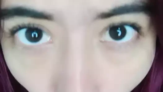 Oyuncağımı yarak gibi emmeyi seviyorum