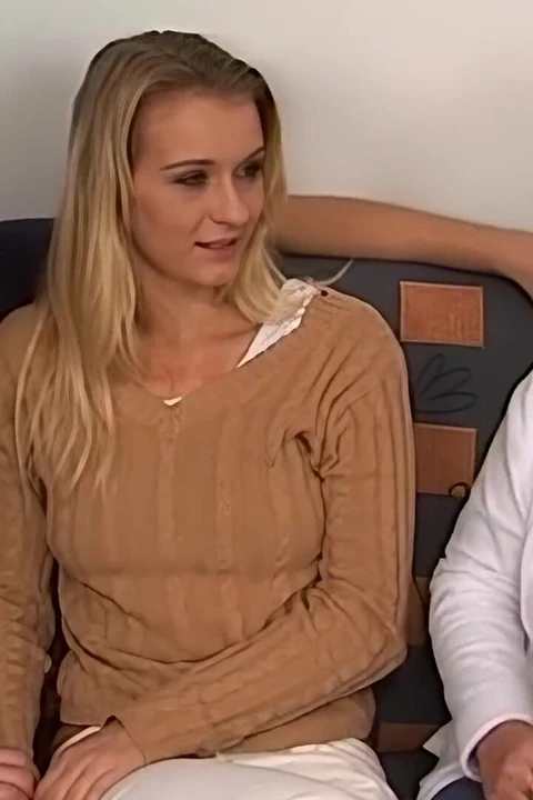 Sarışın Sürtük Yarak Emiyor Ve Döllene Kadar Sert Biniyor