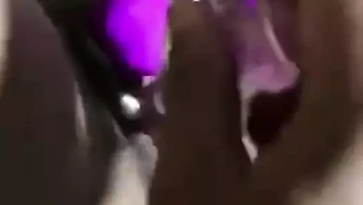 Islak amcığım seks oyuncaklarını seviyor