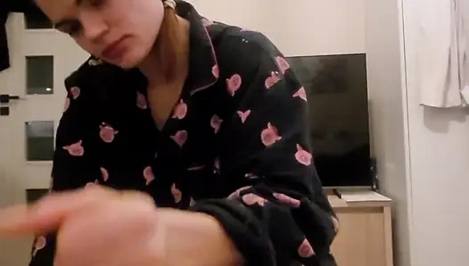 Kırmızı örgülü üvey kız kardeş üvey erkek kardeşini emiyor ve ağzına boşalıyor