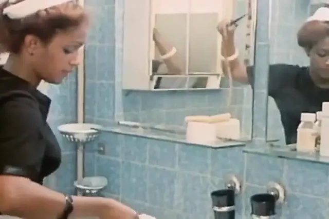 Ateşli kızıl saçlı genç kızla hizmetçinin ateşli lavman baştan çıkarma