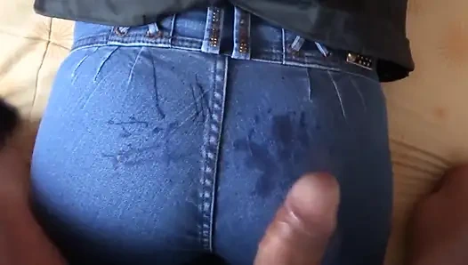 Üvey anne üvey oğlunun arkadaşının büyük yarağının tadını çıkarıyor, onu sikmesi için inliyor