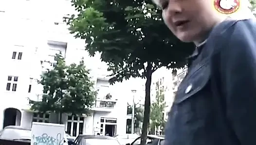 Yağlanmış sarışın kanepede kalın dildoya biniyor