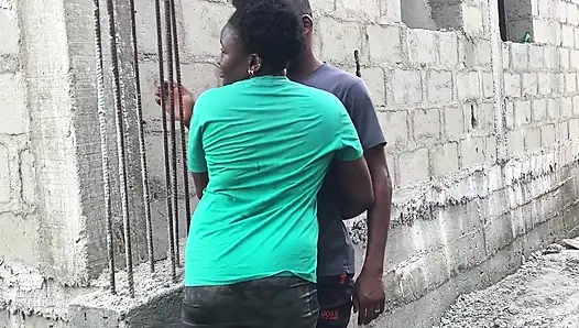 Binanın arkası kız arkadaşına