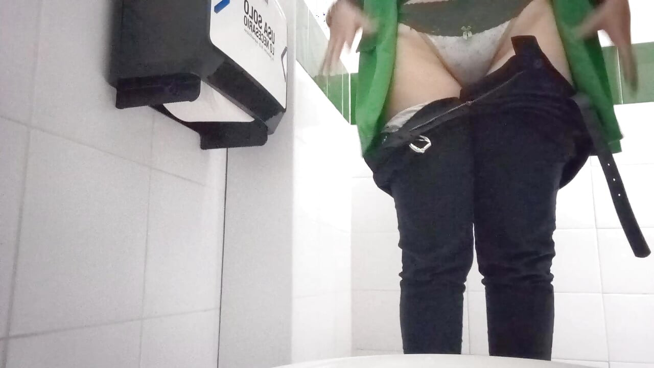 Patronumu banyoda işerken kaydetmek için bir kamera koydum