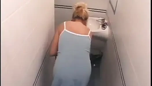 Yarağa aç olgun sarışın tüm banyo ziyaretçileriyle sikişiyor