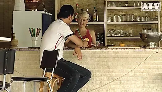 Bebek Marilyn büyük memeli ve kahverengi sürtük olgun kadın