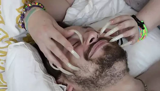 Uzun keskin tırnaklarla yüzün kaşınması