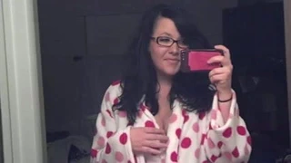 Gözlüklü esmer bize güzel göğüslerini gösteriyor